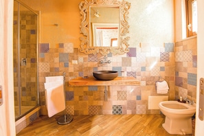 Un baño con ducha, lavamanos e inodoro.