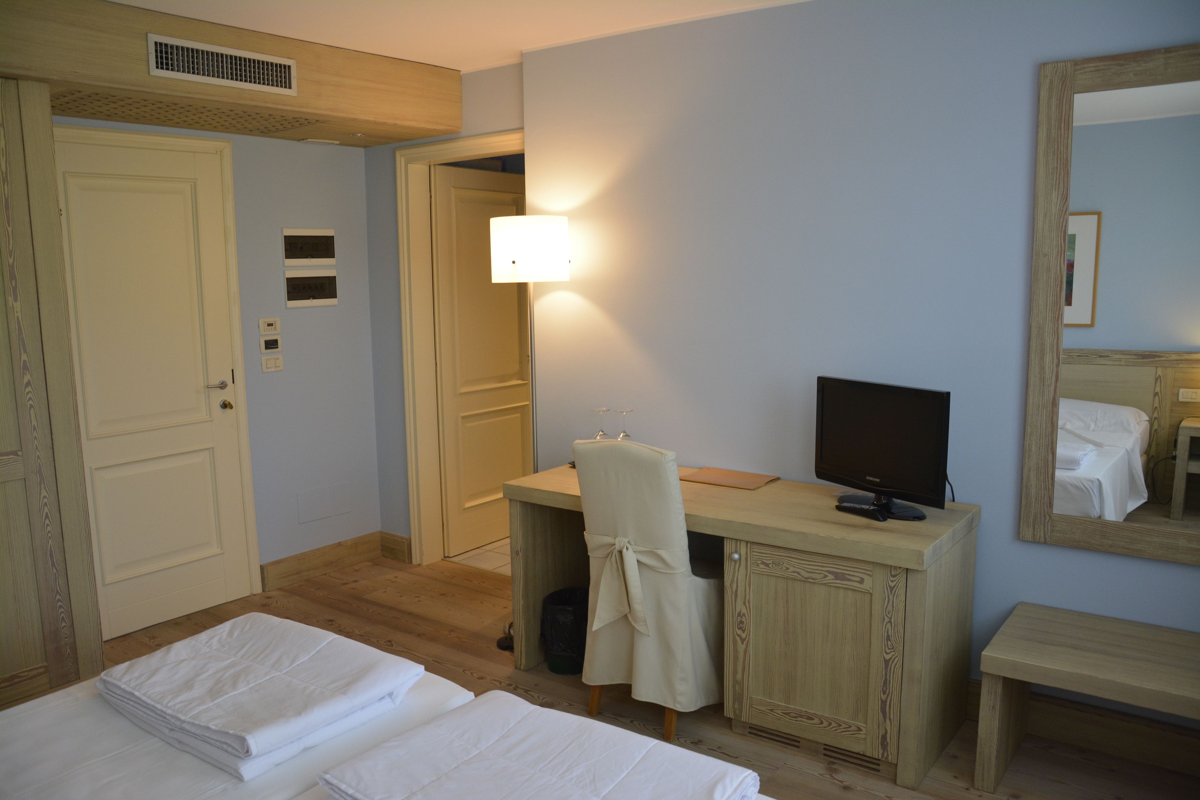 double room | minibar, in-room safe, desk, cots/infant beds