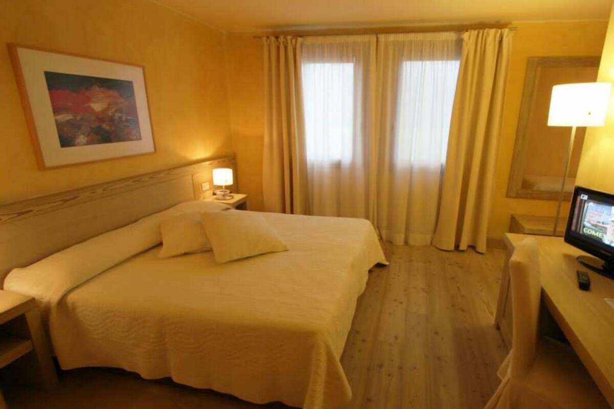 double room | living area | flat-screen tv