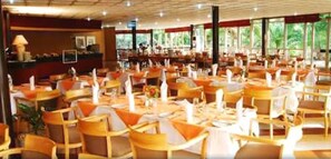 供应早餐、午餐和晚餐，国际美食