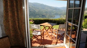 Standard-Doppelzimmer, Flussblick | Terrasse/Patio