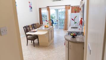 Majestic Apartment, 1 Bedroom, Balcony, Bay View | Cofres nos quartos, ferros/tábuas de passar roupa, berços grátis