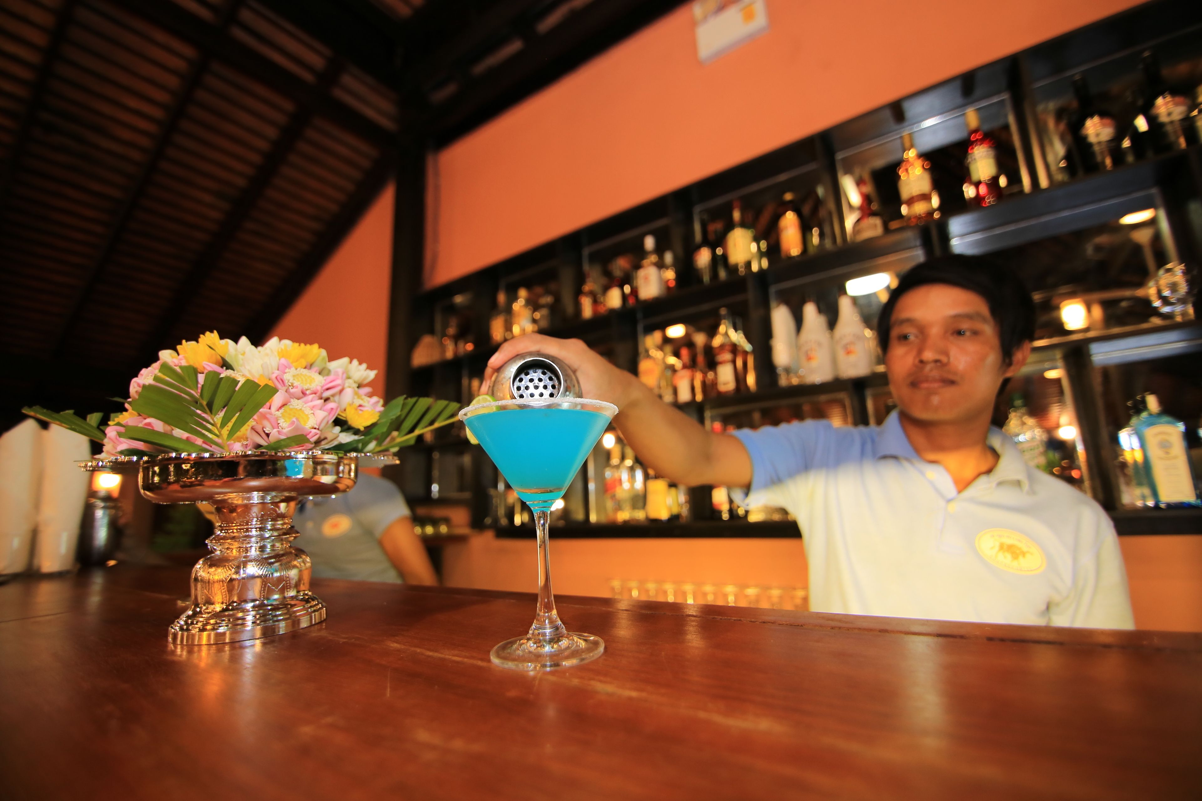 cocktail bar, pool views