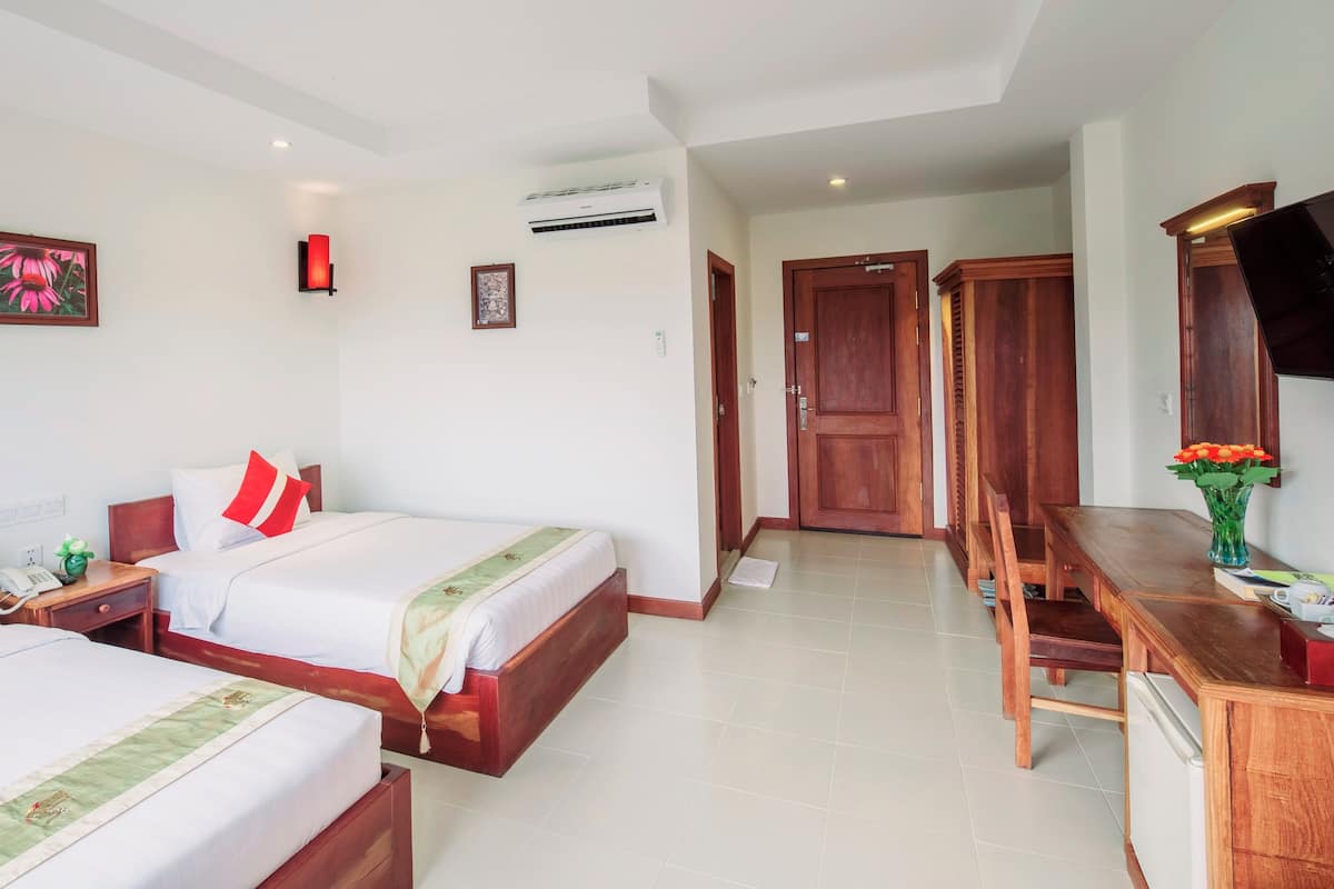 Superior Twin Room, City View | Minibar, in-room safe, individually decorated, individually furnished
