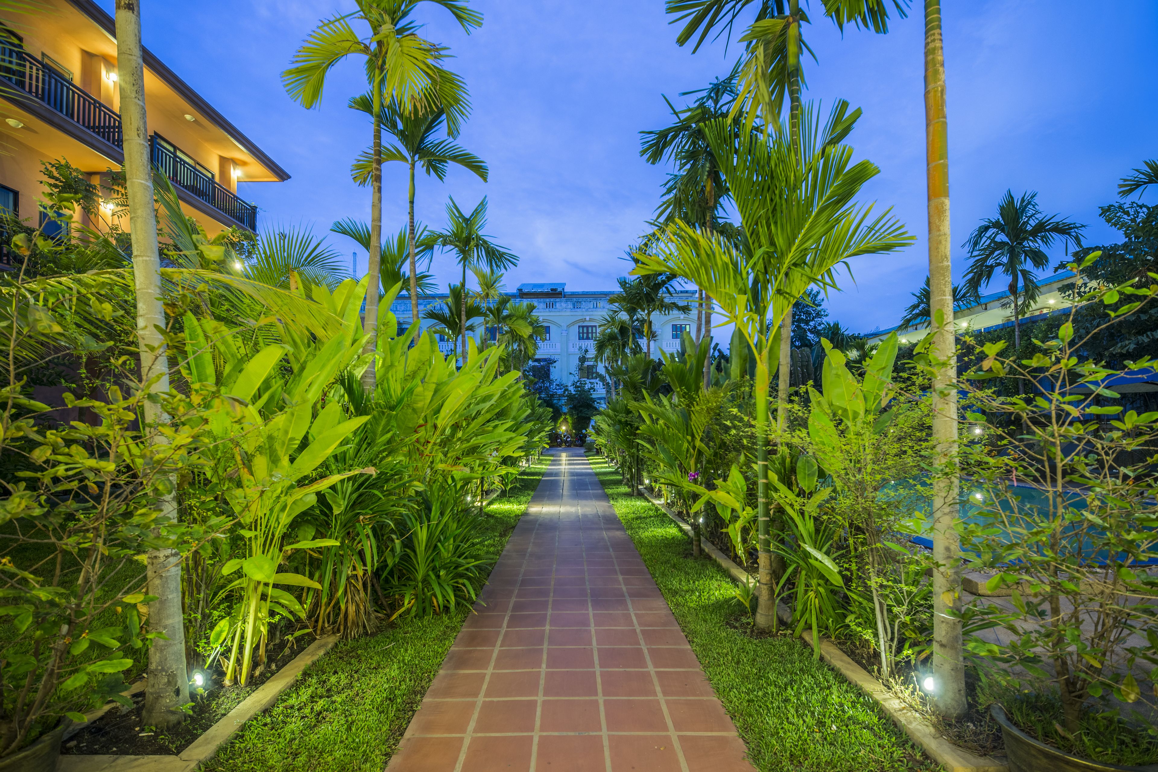 superior twin room, city view | garden view