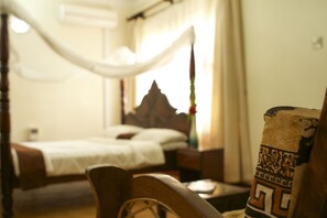 Cortinas blackout, camas extra, wifi gratis y ropa de cama 