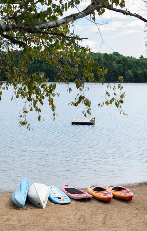 Private beach nearby, water skiing, kayaking, rowing - Ogopogo Resort (Minden Hills)