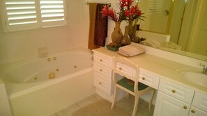 Suite | Bathroom | Free toiletries, hair dryer, towels