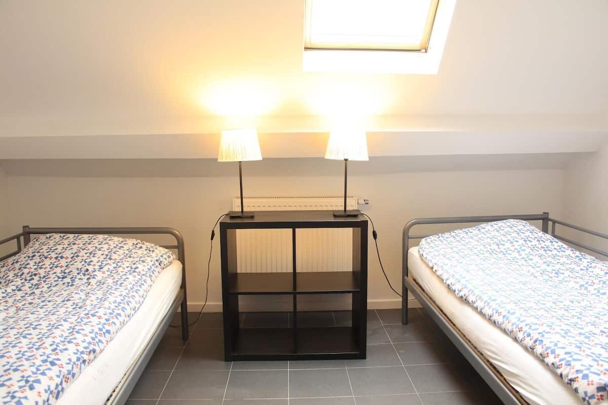Chambre avec lits jumeaux, salle de bains commune