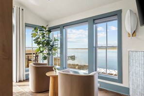 Deluxe kamer, 1 kingsize bed, uitzicht op rivier, aan tuin | Een kluis op de kamer, individueel gedecoreerd, individueel gemeubileerd