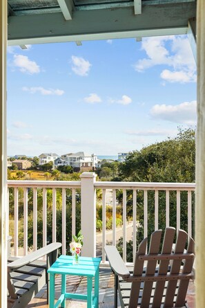 A balcony with a view of houses and greenery. - Regatta Inn Folly Beach (Folly Beach)