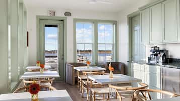 Desayuno de autoservicio incluido todos los días