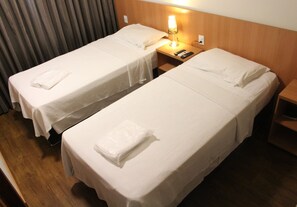 Chambre Deluxe avec lits jumeaux | Minibar, coffres-forts dans les chambres, ameublement personnalisé