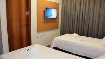 Frigobar, cofres nos quartos, individualmente mobiliados, escrivaninha