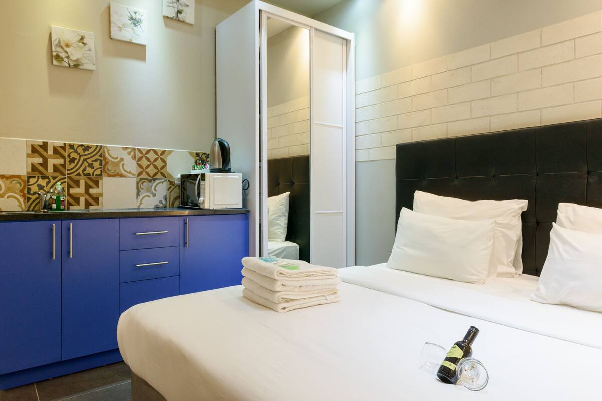 In-room safe, soundproofing, iron/ironing board, free WiFi