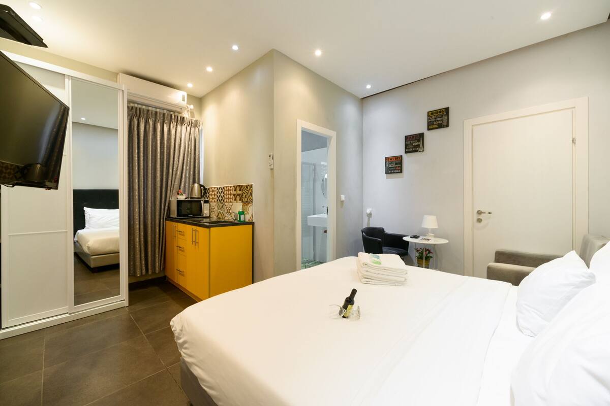 In-room safe, soundproofing, iron/ironing board, free WiFi