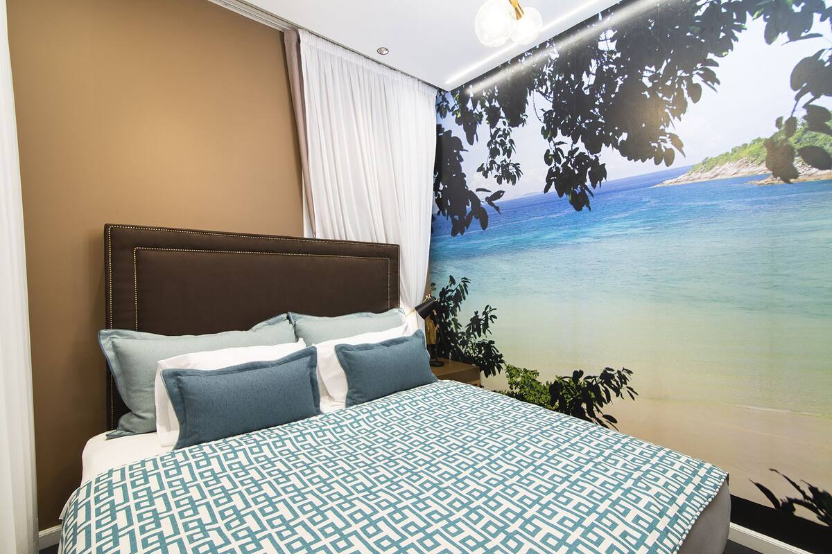 In-room safe, soundproofing, iron/ironing board, free WiFi