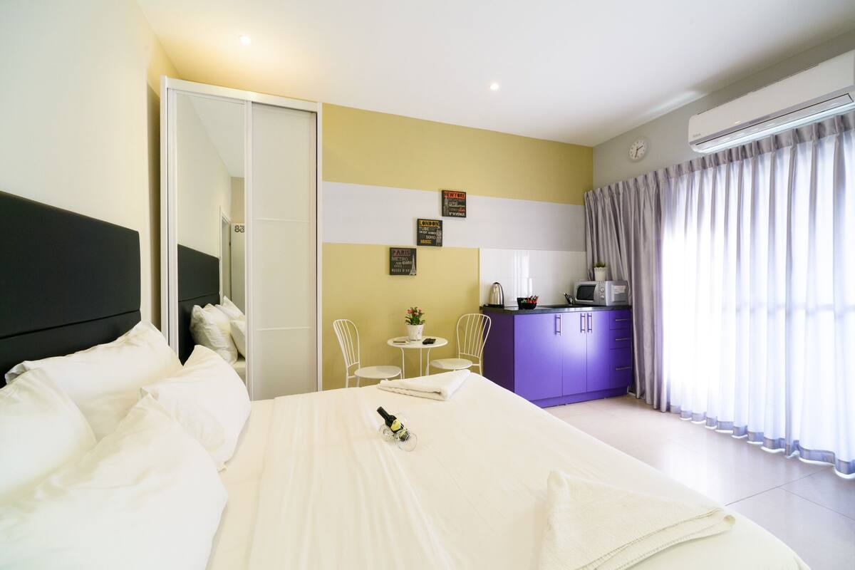 In-room safe, soundproofing, iron/ironing board, free WiFi
