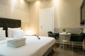 Deluxe Studio | In-room safe, soundproofing, iron/ironing board, free WiFi