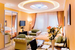 2 bedrooms, minibar, in-room safe, desk