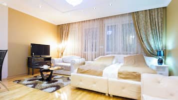 2 bedrooms, minibar, in-room safe, desk