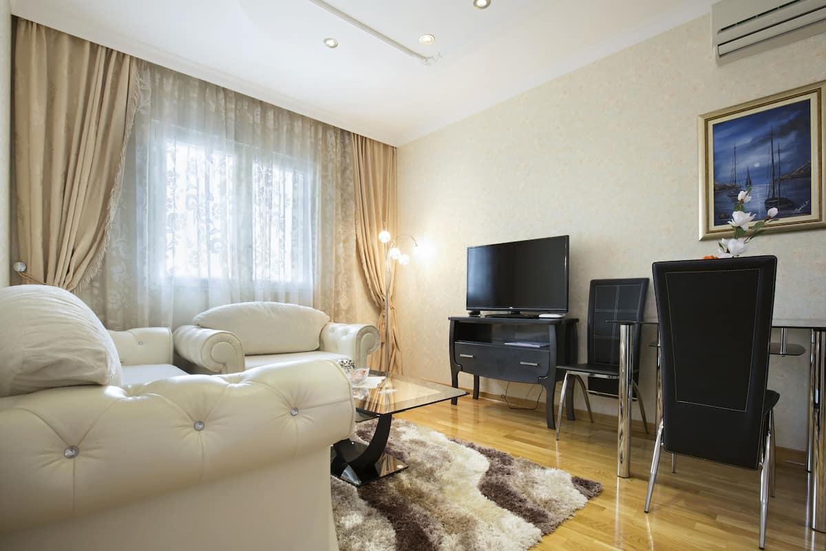 Appartement, 1 slaapkamer | Woonruimte | Een lcd-televisie en vloerverwarming