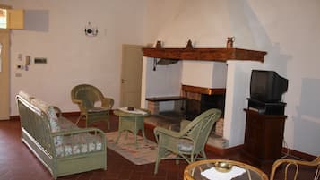 Traditional Apartment (Il Pozzo) | Living area | TV