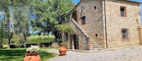 Vista frontal de la propiedad