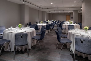 A conference room with round tables, chairs, and floral centerpieces. - Aloft by Marriott New Orleans Downtown (New Orleans)