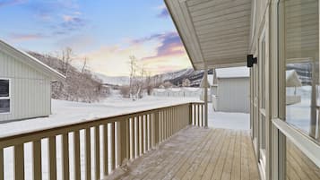 Deluxe Cabin, 2 Bedrooms | 1 bedroom, soundproofing, free WiFi, bed sheets