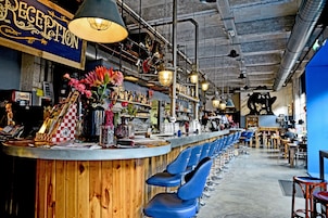 2 restaurantes; se sirve desayuno, almuerzo y cena; cocina africana