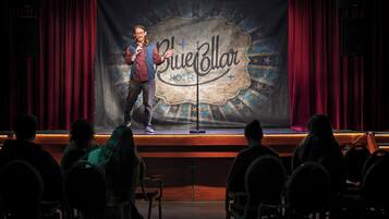 Lava, jonka taustalla on kyltti, jossa lukee ”BlueCollar Hotel”, ja henkilö puhuu mikrofoniin.