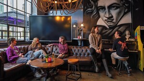Lobby-lounge