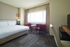 Schreibtisch, Verdunkelungsvorhänge, schallisolierte Zimmer