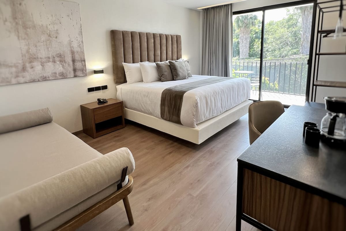 Deluxe Room | Desk, laptop workspace, blackout curtains, free WiFi