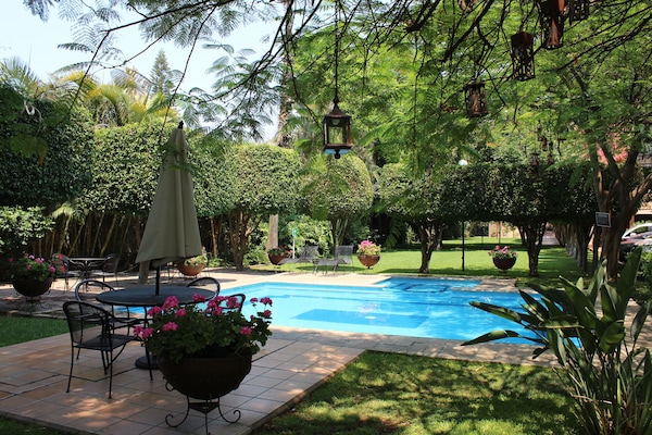 Piscina all'aperto, ombrelloni da piscina, lettini