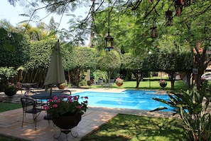 Outdoor pool, pool umbrellas, sun loungers - Mesón del Valle (Jacona)