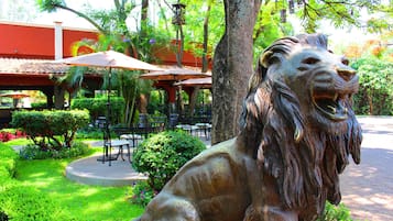 Se sirven desayunos y cocina mexicana; con vista al jardín