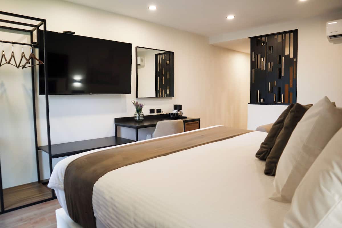 Deluxe Room | Desk, laptop workspace, blackout drapes, free WiFi