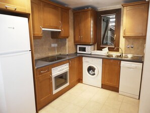 Full-sized fridge, microwave, coffee/tea maker, cookware/dishes/utensils
