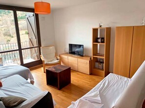 Basic Apartment | Living area