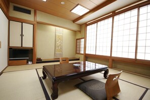Japanese-Style Deluxe Room (with Toilet), Check in until 18:00 | Desk, free WiFi, bed sheets - Chikurinin Gunpoen (Yoshino)
