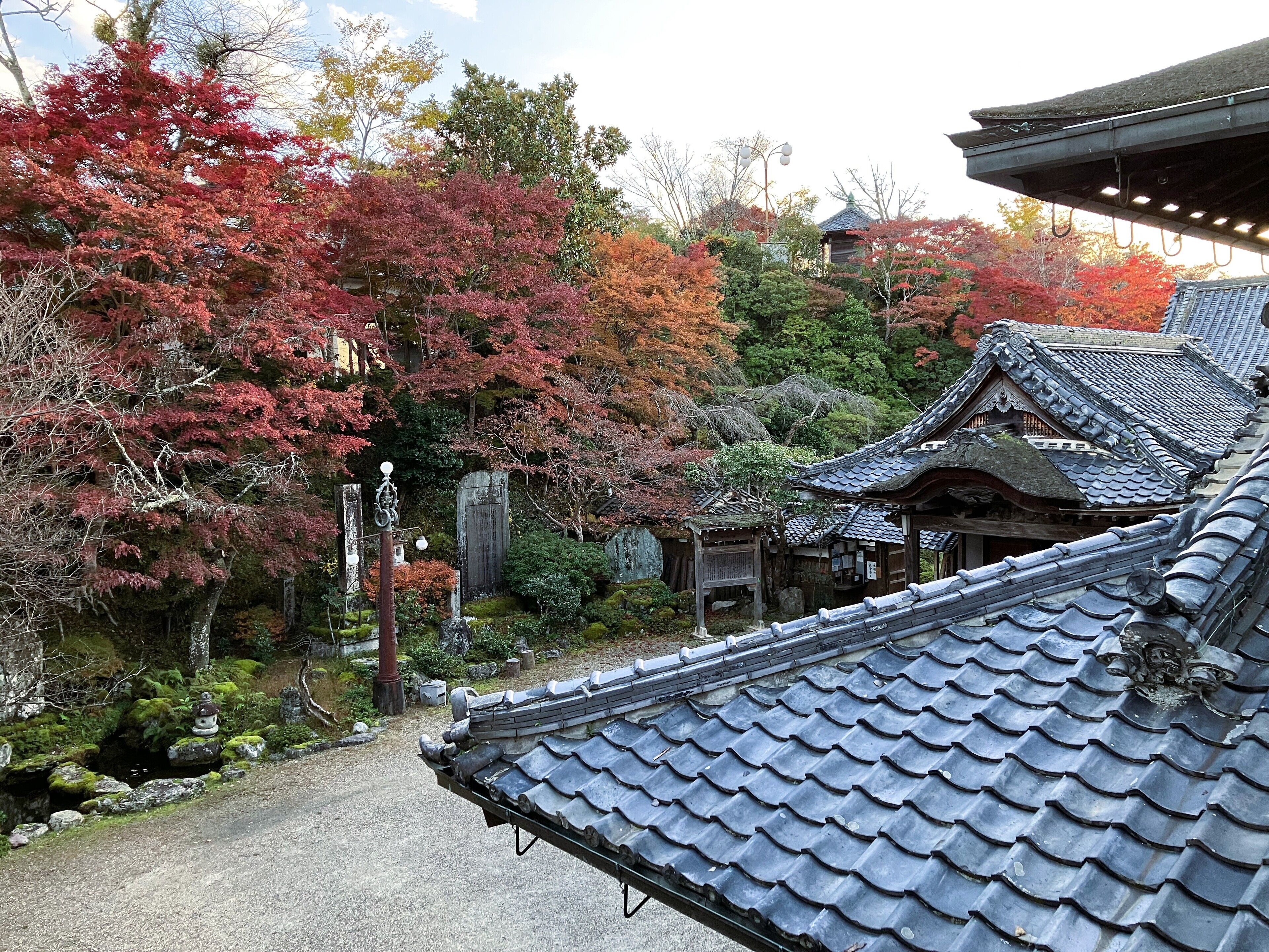 Een traditioneel Japans gebouw met een pannendak en houten constructie.