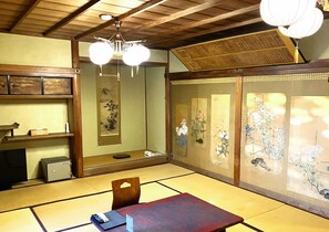 Retro Type Traditional Japanese Room (without Toilet, No Elevator Access, Check in until 18:00) | 書桌、免費無線上網、床單