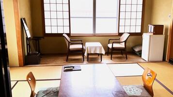 Japanese-Style Standard Room (with Toilet & Bath), Check in until 18:00 | デスク、WiFi (無料)、ベッドシーツ