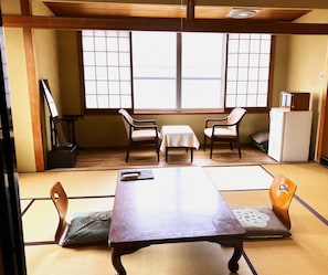 Japanese-Style Standard Room (with Toilet & Bath), Check in until 18:00 | Escritorio, wifi gratis, ropa de cama