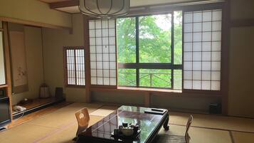 Japanese-Style Deluxe Room (with Toilet), Check in until 18:00 | Schreibtisch, kostenloses WLAN, Bettwäsche