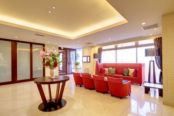 Lobby sitting area - Hotel Yuquesta Asahibashi (Naha)