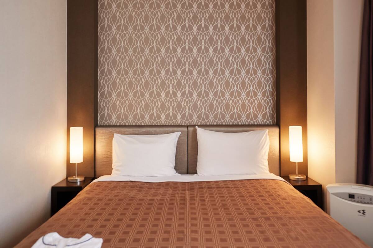 Premium bedding, desk, blackout curtains