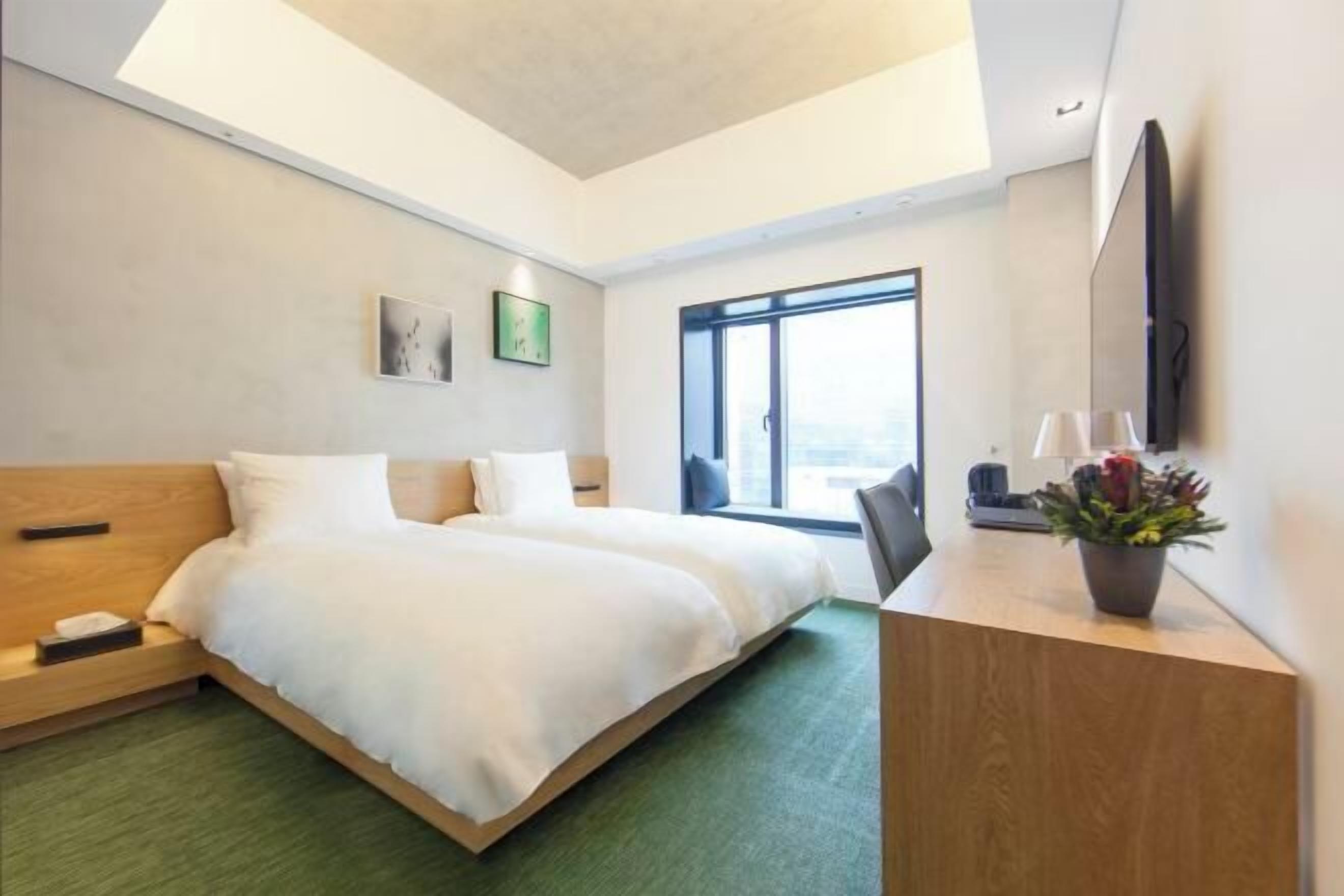 Premium bedding, in-room safe, iron/ironing board, free WiFi